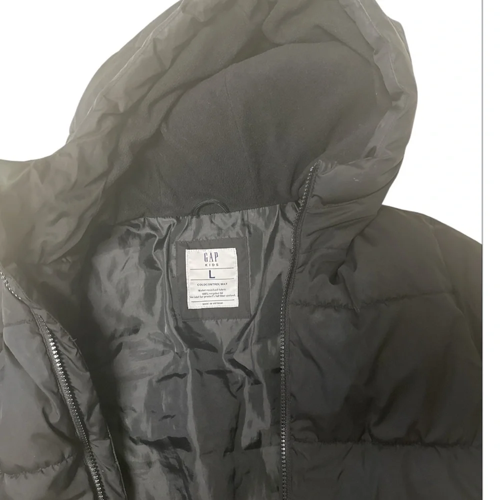 GAP kids large Black Puffer Jacket Sleek and Versatile